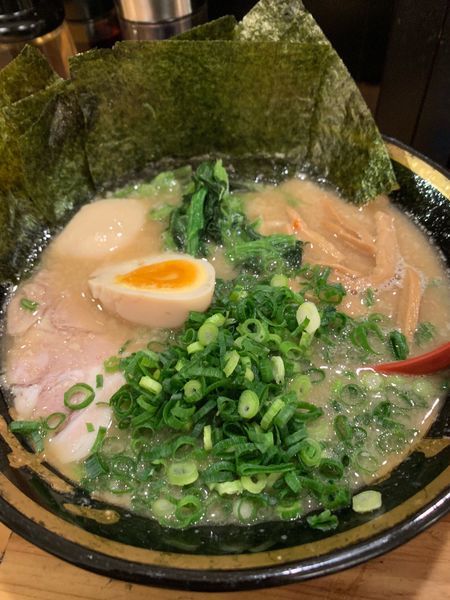 「我流豚骨➕ネギ➕玉子かけご飯」@麺場神徳の写真