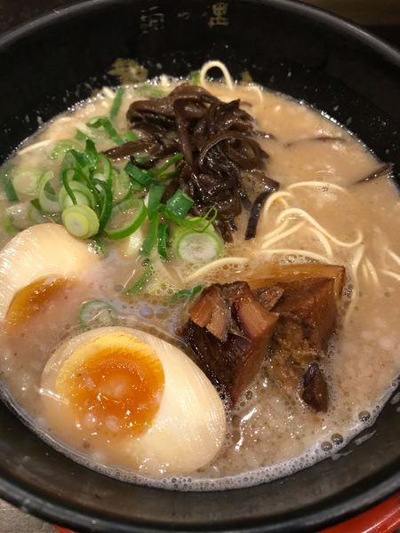 「もとなりラーメン+玉子+ライス」@麺や偶 もとなり 銘苅店の写真