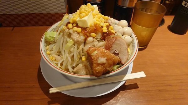 「大ラーメン（味噌）、うずら、バターコーン」@豚山 町田店の写真