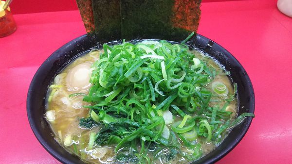 「ラーメン(並)￥７００+葉ネギ￥８０+味玉￥８０」@ラーメン杉田家の写真