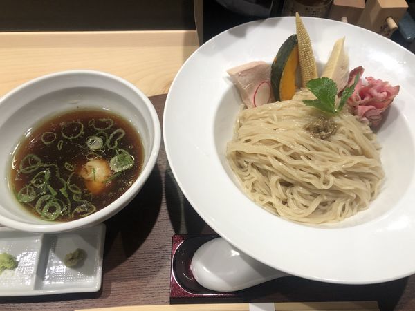「鶏とポルチーニ茸の醤油つけSOBA・大（1000円）」@銀座 篝 本店の写真