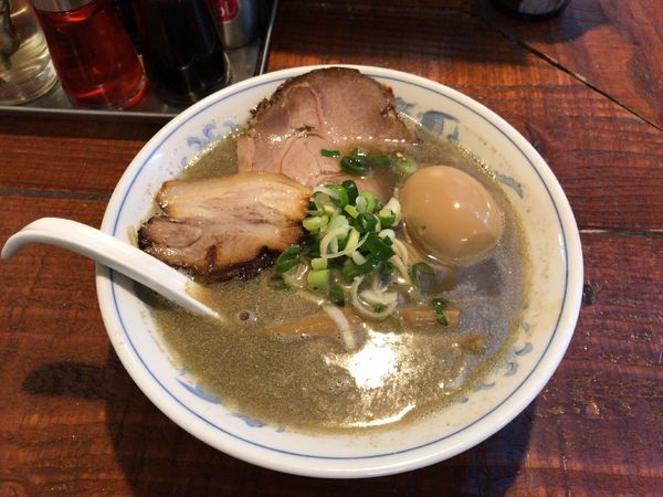 「煮干しそば味玉入り(850円)」@初代青樹の写真