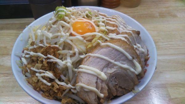 「小ぶた４枚+汁なし（ニンニクヤサイカラメマヨネーズ）」@ラーメン 登良治郎の写真