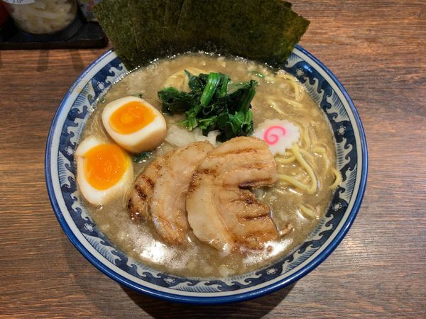 「特製！煮干し豚骨ラーメン 中盛」@麺屋 武士道 船橋店の写真