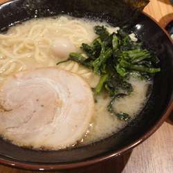 家系ラーメン並塩(690円)