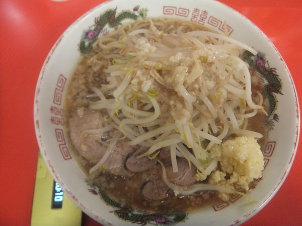 「ラーメン中730円(ニンニクアブラカラメ)」@赤ひげラーメン 那覇松山店の写真