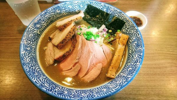 「チャーシュー極上濃厚煮干しそば+海老辛味」@煮干しつけ麺 宮元の写真