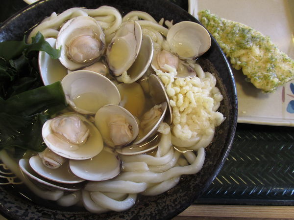 「はまぐりうどん（中）+たけのこ天　「690円+120円」」@はなまるうどん 春日部店の写真