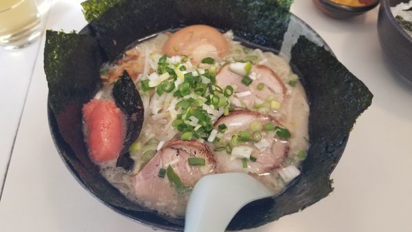 「鹿児島ラーメン　ぜんぶトッピング」@鹿児島ラーメン 桜島 県店の写真