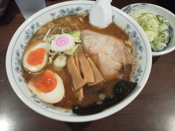 「味玉ラーメン800+山盛ネギ100円⁼900円」@東池袋大勝軒 沖縄宜野湾店の写真