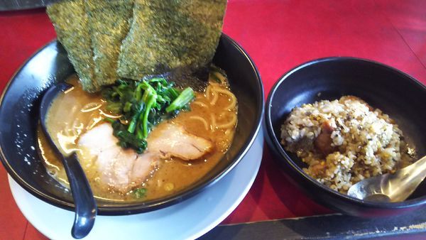 「豚骨醤油ラーメン￥６５０+半チャーハン￥３００」@jun-pey ra-men 成瀬本店の写真