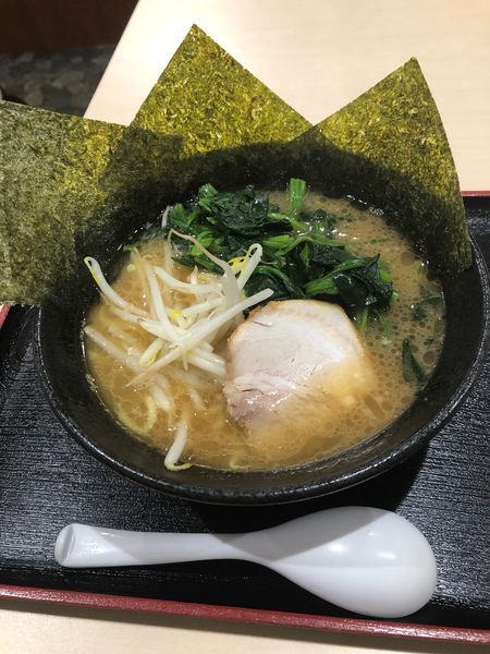「ラーメン並ほうれん草、硬め濃いめ」@横浜家系らーめん 宝来家の写真