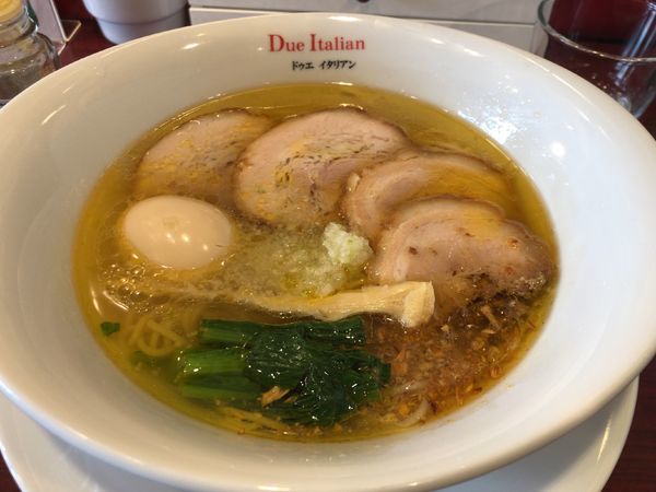 「具だくさんしおらー麺」@黄金の塩らぁ麺 due Italian 市ヶ谷店の写真