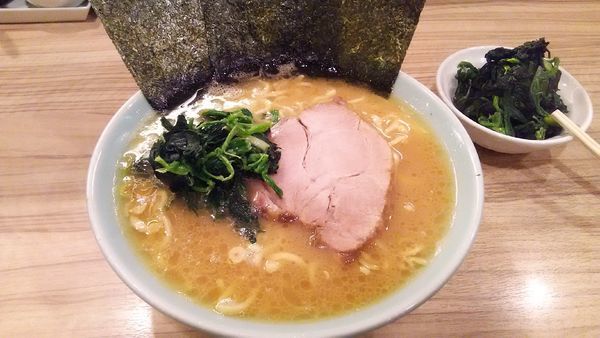 「ラーメン　中盛　ほうれん草」@ラーメン 清水家の写真