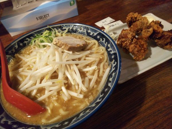 「特製みそらーめん900円＆唐揚げ小350円」@らーめん 夢笑の写真