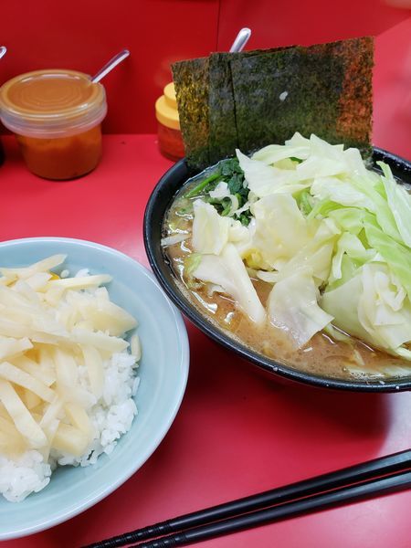 「チャーシューメン、朝どれネギ、キャベツ、ご飯」@ラーメン杉田家の写真
