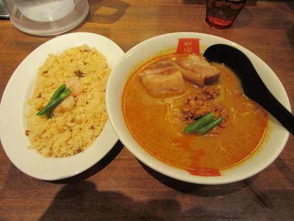 「太肉チャーシューカレー坦々麺（９８０円）＋ターメリックピラフ」@四条富小路 麺屋虎杖 有楽町の写真