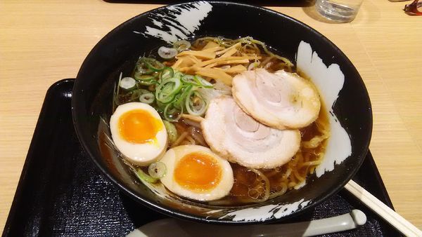 「醤油ラーメン　味玉」@ラーメンダイニング 雪あかり ブルースカイダイニング店の写真