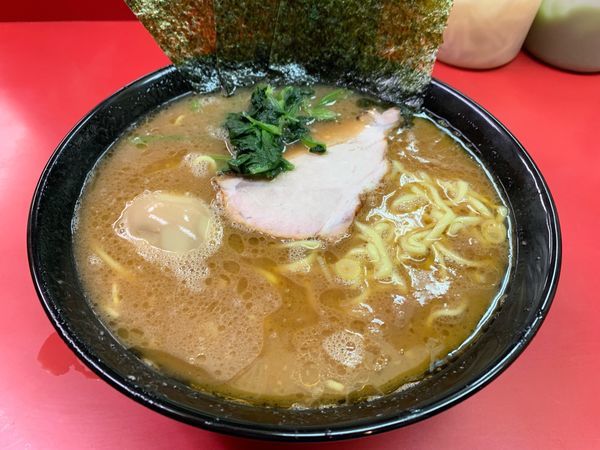 「ラーメン中盛＋味玉」@ラーメン杉田家の写真