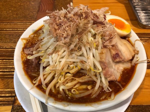 「辛ラーメン 野菜増しカツオ増し 麺少なめ」@ラーメン・つけ麺 神起の写真