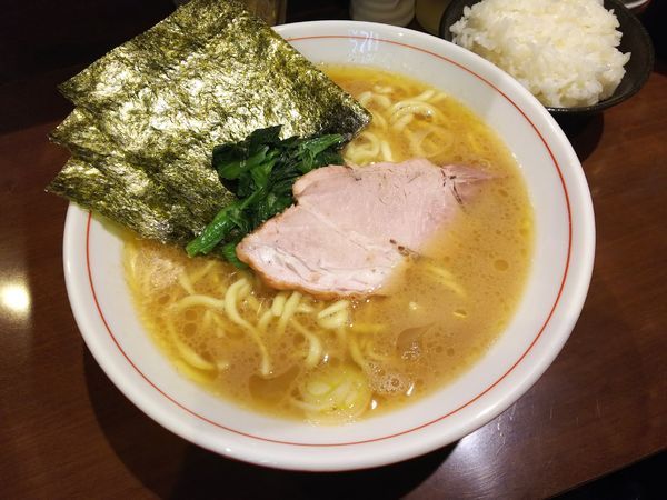 「らーめん（もも肉）＋ライス　700＋100円」@らーめん飛粋の写真