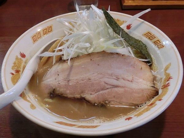 「旭川醤油らーめん大盛+ネギ」@壱龍 大磯店の写真