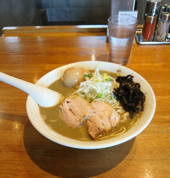 「濃厚煮干そば中盛 味玉」@中村屋総本山の写真