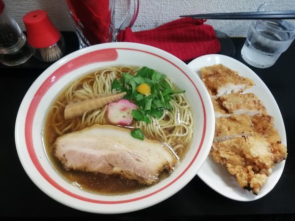 「アゴだし醤油らーめん800円半チキン200円」@自家製麺SHINの写真