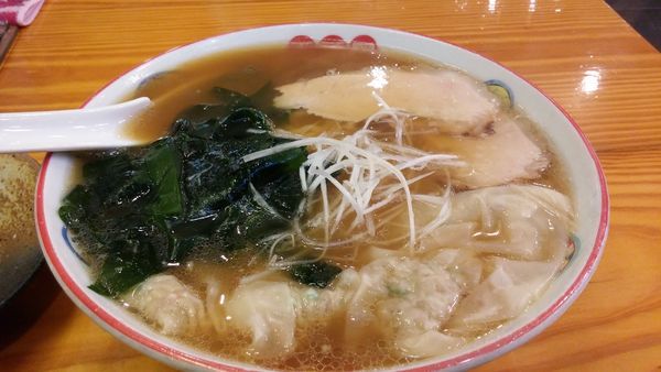 「ワンタン麺880円+生わかめ150円」@五福星の写真