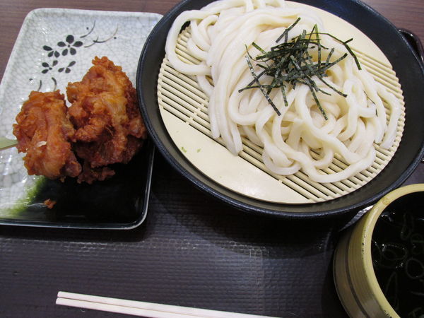「ざるうどん+鶏の唐揚げ　「421円+194円」」@讃岐うどん 伊吹や製麺 イオンレイクタウンkaze店の写真