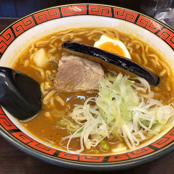 「カレーラーメン中辛ニンニクあり(650円)無料ライス」@ラッキーの写真