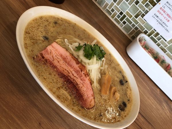 「【限定】ワタリガニのクリームスープと厚切りベーコンのそば」@はつがい商店の写真