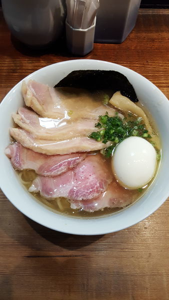 「白醤油らーめん全部のせ」@町田汁場 しおらーめん 進化の写真