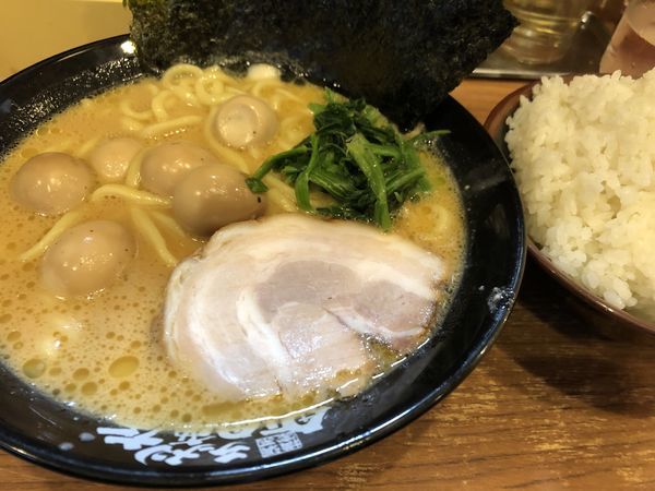 「ラーメン固め濃いめうずら 大ライス」@代々木商店の写真