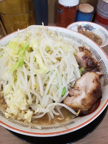 「小ラーメンニンニク少なめ野菜肉カスアブラ」@豚山 大船店の写真