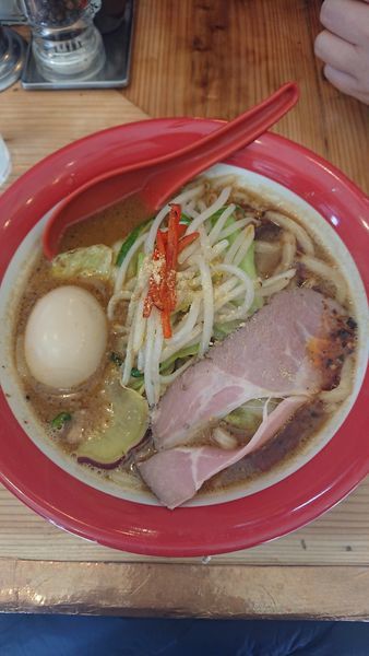 「辛みそラーメン」@手打ち極太麺 ジョニーの味噌の写真