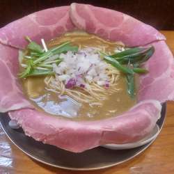 濃厚煮干し豚骨+レアチャーシュー