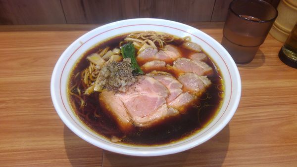 「漆黒醤油ら～麺　ライ麦入りストレート麺　+チャーシューダブル」@ら〜麺 安至の写真