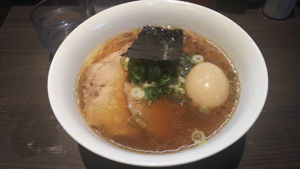 「醤油らーめんチャーシュー1050円+味玉180円」@支那そばや 本店の写真