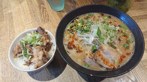 「ラーメン 780円 + お肉飯 250円」@麺屋やっとこ 三田店の写真