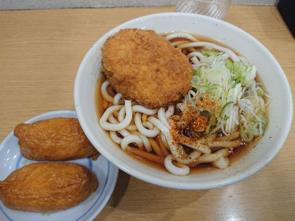 「コロッケうどん380円＋いなり60円✖️2個」@めん処一ぷく 新座店の写真