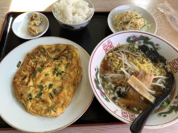 「ランチセット（ニラ玉＋醤油ラーメン）」@台湾料理 福福 山梨韮崎店の写真