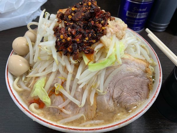 「小ラーメン750円（ヤサイアブラ）うずら100円、ラー油50円」@ラーメン二郎 川越店の写真