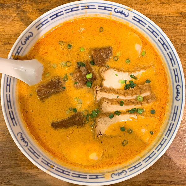 「牛バラカレースープ麺（香港麺）」@新記 三宿本店の写真