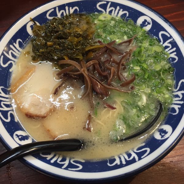 「高菜ラーメン」@博多らーめん ShinShin 天神本店の写真