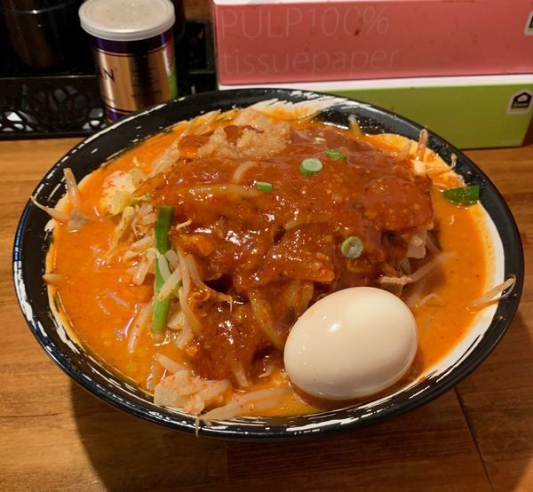 「味玉どて辛めん 野菜増し バラ肉倍増」@どてちん 習志野店の写真