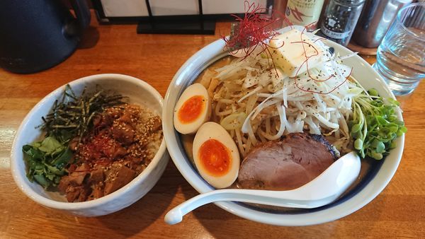 「【限定】味噌バター 850円 + チャーシューご飯 250円」@麺屋 鶏口の写真