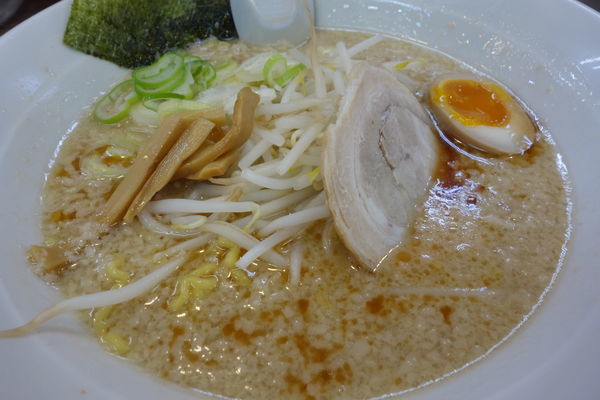 「豚骨背油らーめん大盛り脂多め650円」@屋台らーめん めん吉 新松戸店の写真