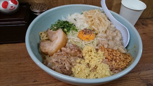 「汁なし特(ショウガアブラ辛ナムルタマネギトリプルこがし)千円」@鬼豚オーガの写真