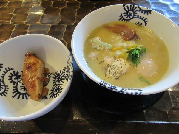 「特級純鶏そば（１０００円）＋トロ豚１５０円」@特級鶏蕎麦 龍介の写真